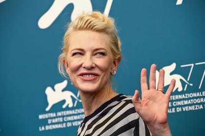 Cate Blanchett, posa para los fotógrafos en la sesión fotográfica del jurado durante la 77a edición del Festival de Cine de Venecia en Venecia