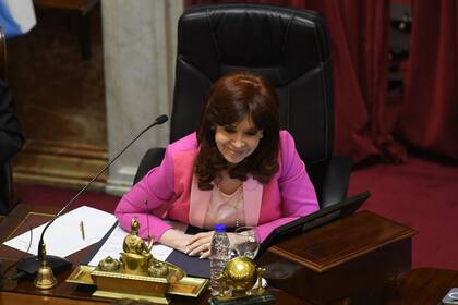 La presidenta del Senado, Cristina Kirchner, en su estrado, antes de abandonar la sesión