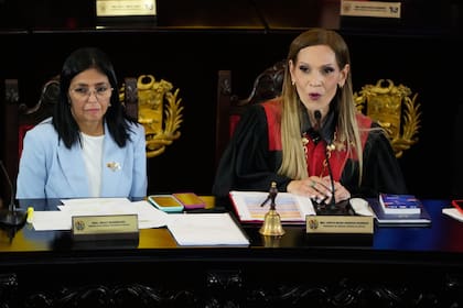 La presidenta del Tribunal Supremo de Justicia, Caryslia Rodríguez, habla junto a la presidenta interina de Venezuela, Delcy Rodríguez, durante la ceremonia de apertura del nuevo año judicial en Caracas, Venezuela,