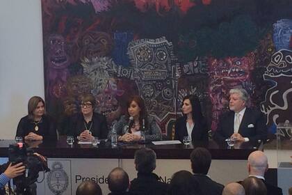 La Presidenta dijo que "el verdadero arte conmueve" y que "no hace falta tener un título secundario para conmoverse"