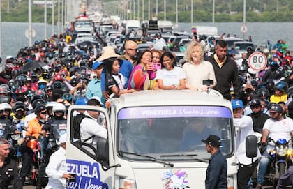 La presidenta encargada venezolana, Delcy Rodríguez, encabez el inicio de la "Gran Peregrinación Nacional" en el Puente General Rafael Urdaneta, en el estado Zulia