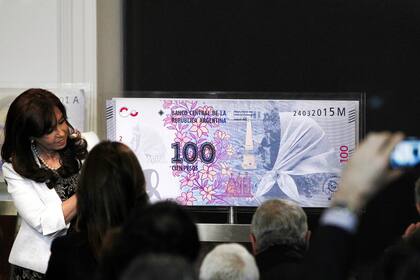 La Presidenta exhibió un nuevo billete con la figura de las Madres de Plaza de Mayo