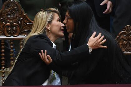La presidenta interina de Bolivia Jeanine Áñez y la presidenta de la Cámara de Senadores Eva Copa