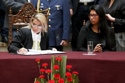 La presidenta interina de Bolivia Jeanine Áñez y la presidenta de la Cámara de Senadores Eva Copa