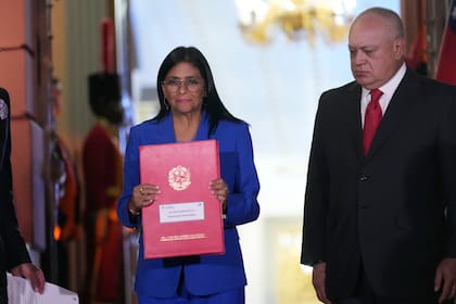 La presidenta interina Delcy Rodríguez y su ministro del Interior, Diosdado Cabello, en el Palacio de Miraflores en Caracas