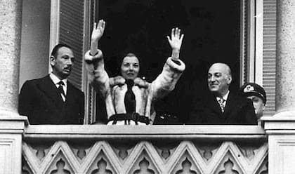 Isabel Perón, acompañada por última vez por López Rega en el balcón de la Casa Rosada, en 1975