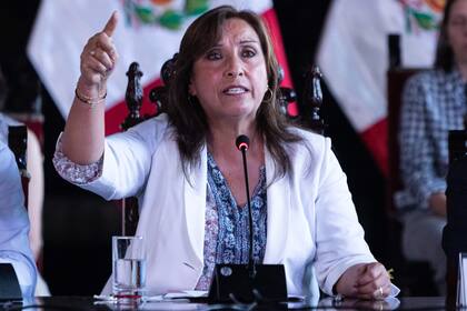 La presidenta peruana Dina Boluarte habla durante una conferencia en el Palacio de Gobierno en Lima, el 17 de diciembre de 2022.
