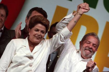 La presidenta reelecta brasileña, Dilma Rousseff, acompañada del ex presidente Luiz Inácio Lula da Silva