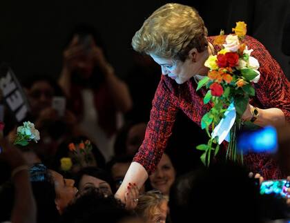 La presidenta suspendida Dilma Rousseff, anteanoche, en un encuentro con seguidores