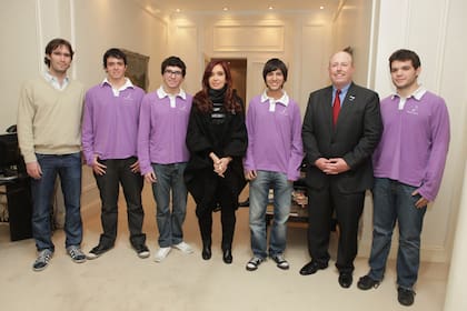 La Presidenta, Turner y los estudiantes que representarán al país en el torneo organizado por Microsoft, reunidos en la residencia de Olivos