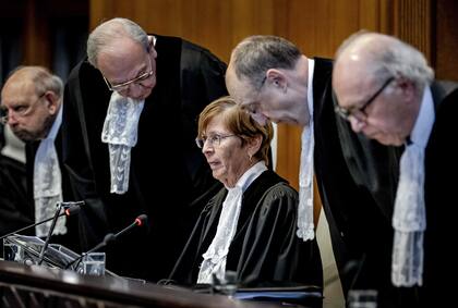 La presidente de la CIJ, Joan Donoghue (centro), y los jueces de la CIJ llegan a la Corte Internacional de Justicia (CIJ) antes del anuncio del veredicto en el caso de genocidio contra Israel, presentado por Sudáfrica, en La Haya el 26 de enero de 2024.