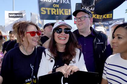 La presidente de SAG-AFTRA Fran Drescher, en una protesta que se llevó adelante frente a las oficinas de Netflix en Los Ángeles