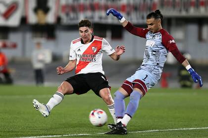 La presión de Julían Alvarez ante Monetti