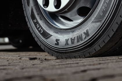 La presión del neumático se debe revisar por lo menos una vez al mes