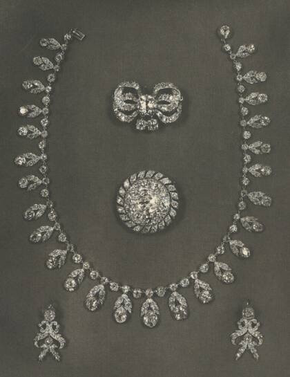 La prestigiosa subasta presenta piezas únicas de linaje real. Encabeza la colección un legendario broche de diamantes que Napoleón perdió al huir de Waterloo, custodiado por la realeza prusiana durante más de dos siglos y ahora ofrecido por primera vez en subasta.