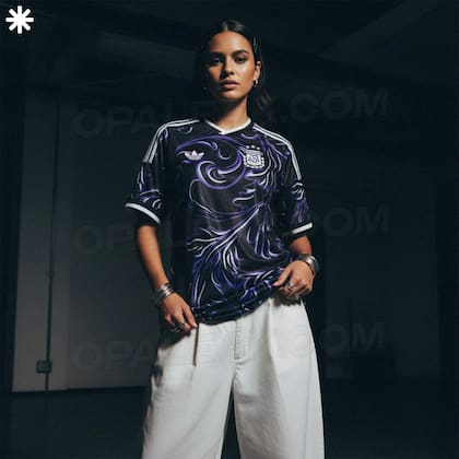 La presunta camiseta alterativa de la selección sería violeta, negra, azul eléctrico y blanco (Foto: X @opaleak)