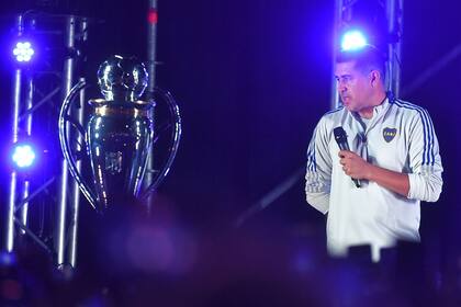 La pretendida celebración del 2022 boquense por parte de Riquelme y Ameal estuvo decorada con dos trofeos: la Copa Argentina y el de la Liga Profesional de Fútbol.