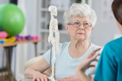 La prevención de fracturas en adultos mayores se apoyó durante años en la suplementación con calcio y vitamina D, una práctica hoy puesta en revisión por nueva evidencia
