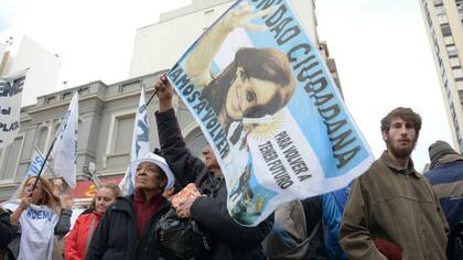 Militantes K, a la espera del acto de lanzamiento de Cristina Kirchner