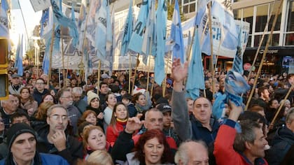 Militantes K, a la espera del acto de lanzamiento de Cristina Kirchner