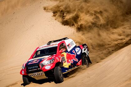 Nasser Al-Attiyah del Toyota Gazoo Racing SA, durante la prueba antes del Rally Dakar 2020 en Jeddah, Arabia Saudita