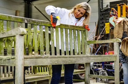 La primera actividad del día para Máxima fue lijar un banco del jardín