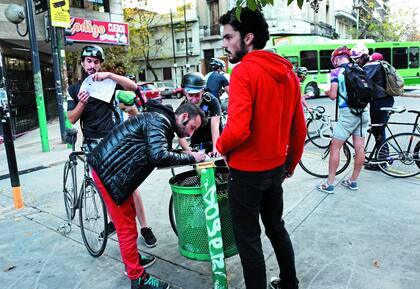 La primera Alleycat del año constó de nueve check-points distribuidos por la ciudad y marcados en un mapa que no se les dio a los corredores hasta el momento de la largada