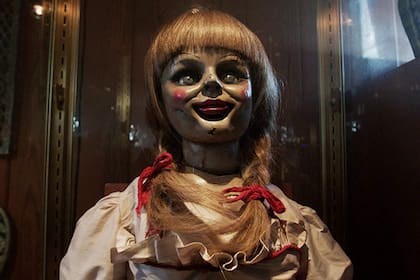 La primera aparición de Annabelle, en la película El conjuro (2013), que luego desarrolló su propia serie de películas terroríficas