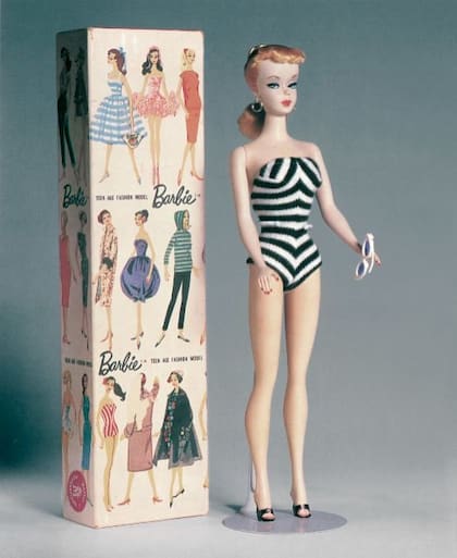 La primera Barbie tenía los ojos mirando hacia un lado, la cabeza era y los senos más grandes; en 1965, después de algunas críticas dentro y fuera de la empresa decidieron modificar estas tres características