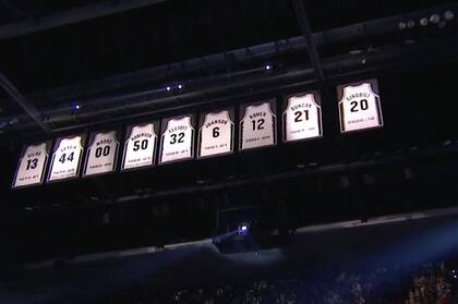 La primera camiseta de un argentino retirada en la NBA: la 20 de Manu Ginóbili ahora brilla en lo más alto del estadio texano, junto a las de David Robinson, Tim Duncan, George Gervin y otras cinco glorias de San Antonio Spurs.