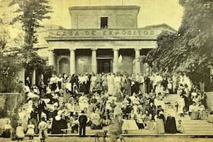 La primera Casa de Niños Expósitos la estableció el Virrey Vértiz donde actualmente se encuentra la Manzana de las Luces, en Perú y Alsina.