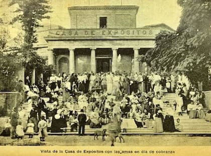 La primera Casa de Niños Expósitos la estableció el Virrey Vértiz donde actualmente se encuentra la Manzana de las Luces, en Perú y Alsina.