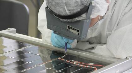 La primera celda solar espacial de fabricación nacional ta tiene un prototipo funcional, a escala de laboratorio, y en los próximos meses buscarán optimizar el proceso de fabricación y los parámetros eléctricos para mejorar su eficiencia