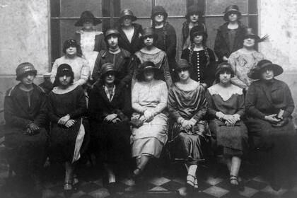 La primera Comisión de Damas protectoras del colegio e iglesia de San Marón fue la agrupación que gestionó la fundación del hospital Sirio Libanés en 1916