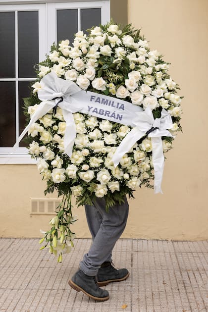 La primera corona que llegó a la parroquia Cristo Salvador fue la que envió la familia Yabrán. Cabe recordar que Traverso fue muy amigo de Alfredo, el desaparecido empresario, e incluso sus hijos Paula Traverso y Pablo Javier Yabrán estuvieron casados y son padres de tres hijos.