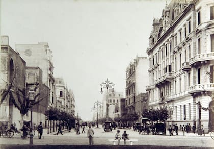 La primera cuadra de Av. de Mayo, cuando aún no estaba construido el edificio de La Prensa. En primer plano, a la izquierda el Cabildo; a la derecha, la Municipalidad.