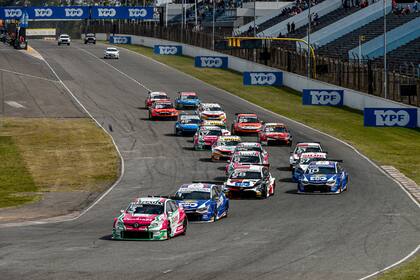 La primera curva de la carrera sprint en el autódromo porteño, que vio vencedor a Antonio García y segundo a Christian Ledesma, el piloto elegido por Agustín Canapino para este domingo.