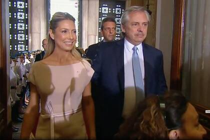 La primera dama acompañó a Fernández en el traspaso presidencial y en su desembarco en la Casa Rosada