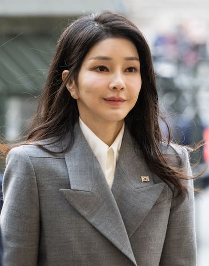 La Primera Dama de Corea del Sur, Kim Keon-hee, visita la Abadía de Westminster el 21 de noviembre de 2023 en Londres, Inglaterra. 