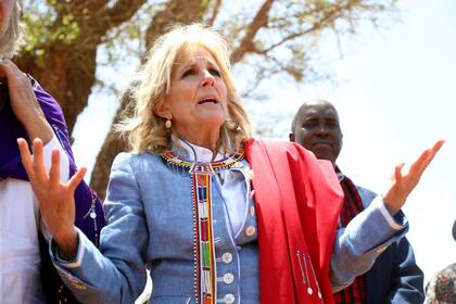 La primera dama de Estados Unidos, Jill Biden, durante una convivencia con mujeres de la comunidad maasai en Ngatataek, Kenia, el domingo 26 de febrero de 2023 (AP Foto/Brian Inganga)