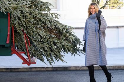 La Primera Dama de Estados Unidos, Melania Trump, recibe el Árbol de Navidad de la Casa Blanca en Washington, DC, el 23 de noviembre de 2020