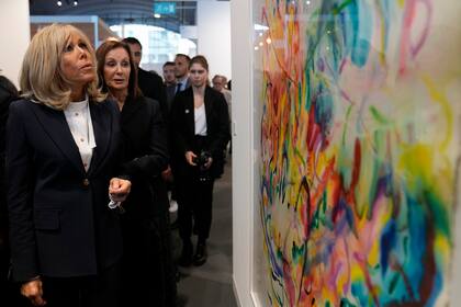La primera dama de Francia, Brigitte Macron, frente a una obra de Nancy Graves 