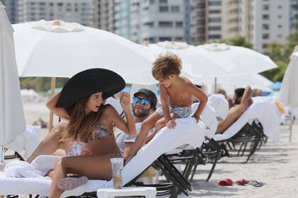 La primera dama de Telefe usó capelina para protegerse