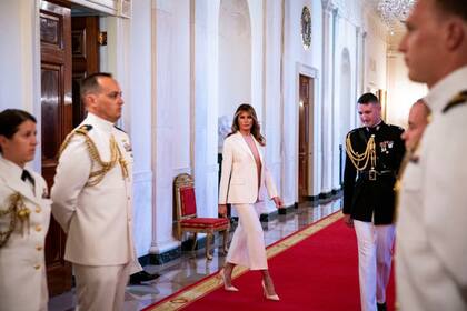 La primera dama diseñó una nueva alfombra para la Sala de Recepción Diplomática, la entrada principal del South Lawn, después de que las constantes pisadas dejaran marcas en la antigua