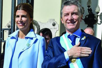 La primera dama eligió a Gino Bogani para que diseñara su traje en este día histórico: vestido manga corta de línea clásica y tapado de crêpe de lana, con doble cuello, ribeteado con micropasamanería de 9 milímetros.