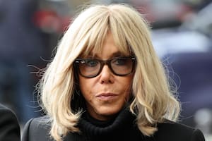 Diez personas fueron declaradas culpables por ciberacoso contra la primera dama de Francia, Brigitte Macron