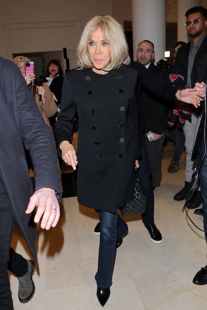 La primera dama francesa, Brigitte Macron, también estuvo en el desfile