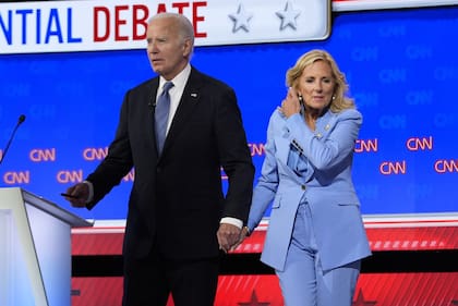 La primera dama Jill Biden, a la derecha, saluda al presidente Joe Biden al concluir un debate presidencial con el candidato presidencial republicano, el expresidente Donald Trump