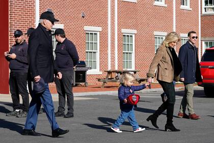 La primera dama Jill Biden camina de la mano con su nieto Beau Biden, y a su izquierda va el presidente Joe Biden, luego de una visita a los bomberos el Día de Acción de Gracias en el Departamento de Bomberos, en Nantucket, Massachusetts (Foto AP/ Susana Walsh)