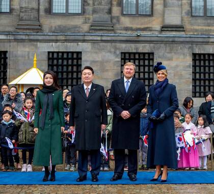 La primera dama Kim Keon-hee y el presidente de República de Corea, Yoon Suk-yeol junto a los reyes de los Países Bajos, Guillermo y Máxima Zorreguieta en la plaza Dam (Foto: Instagram @koninklijkhuis / Albert Nieboer)